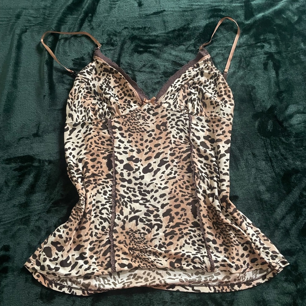 Ambrielle Leopard/cheetah print top with lace detail.